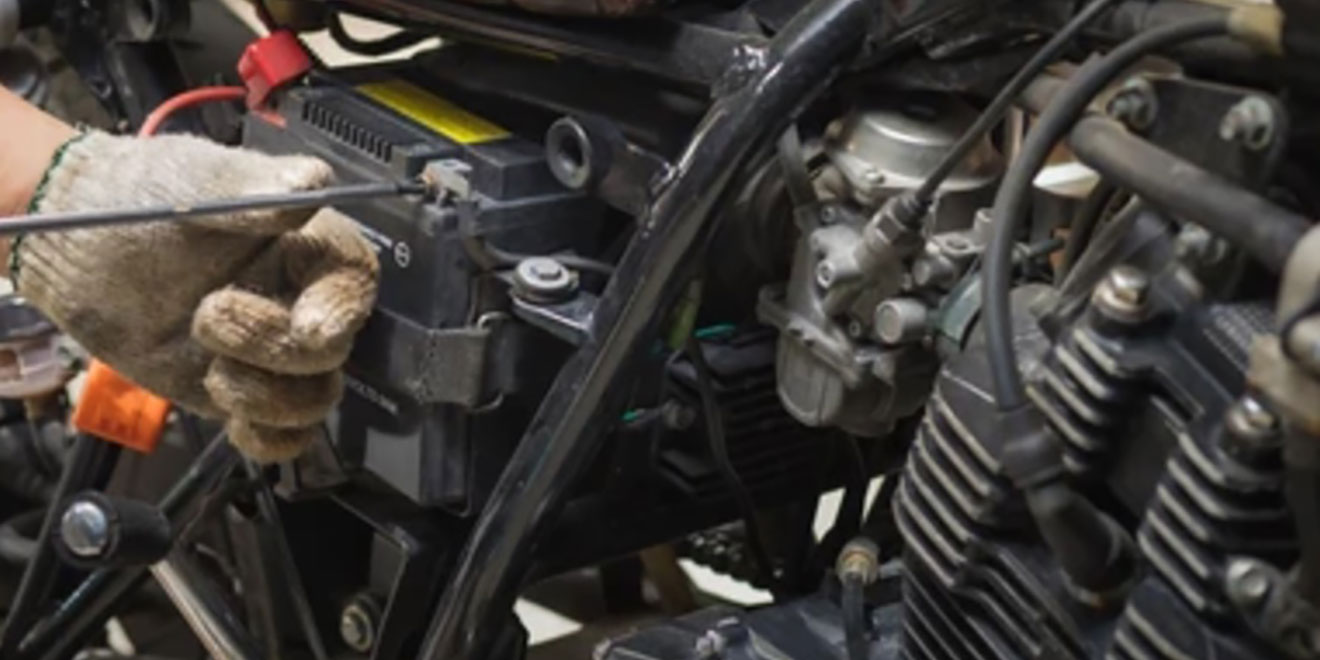 Cura e manutenzione della batteria moto